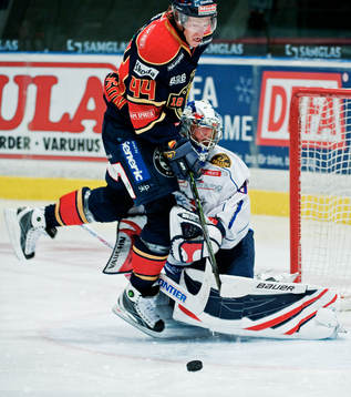 Nicklas Danielsson, Djurgården, kolliderar med Fredrik