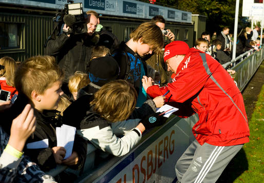 Nicklas Bendtner, skriver autografer