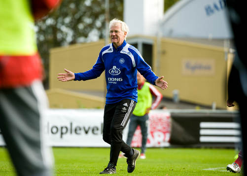 Morten Olsen, förbundskapten, leder träningen