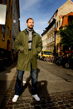 Johan Wiland, målvakt, traskar runt på ströget i