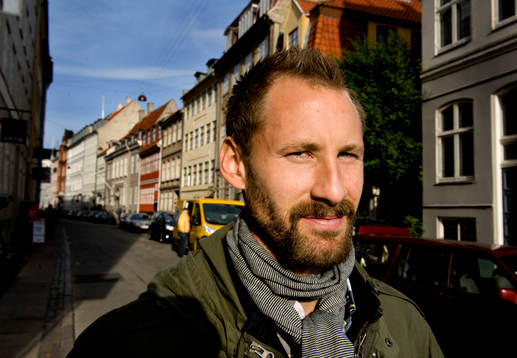 Johan Wiland, målvakt, traskar runt på ströget i