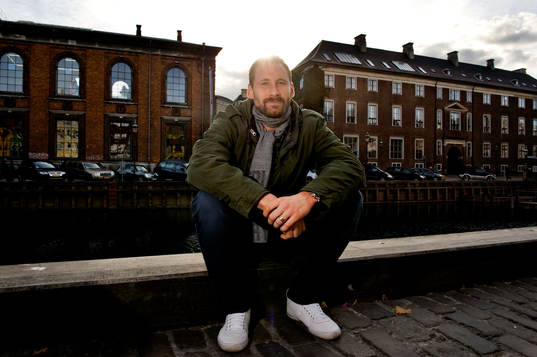 Johan Wiland, målvakt, traskar runt på ströget i
