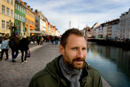 Johan Wiland, målvakt, traskar runt på ströget i