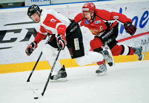 Marcus Jonasén, Örebro, har pucken