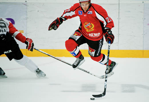 Elias Fälth, Almtuna, hoppar över en klubba