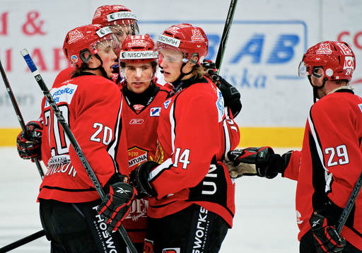 Robert Kimby gratuleras för sitt 1-2-mål