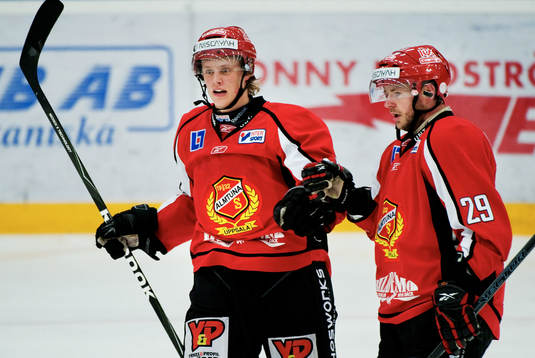 Robert Kimby gratuleras av Mikael Aaro, Almtuna, till sitt