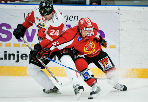 Conny Strömberg, Örebro, i kamp om pucken med Rickard