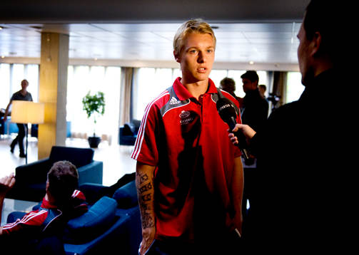 Simon Kjaer blir intervjuvad