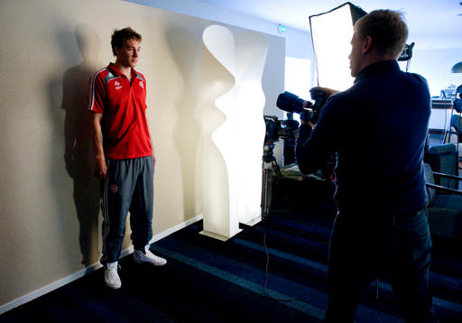 Nicklas Bendtner blir fotograferad