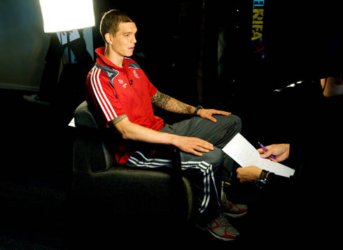 Daniel Agger blir intervjuvad