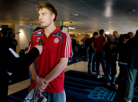 Nicklas Bendtner blir intevjuvad