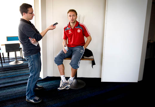 Dennis Rommedahl, blir intervjuvad