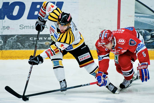 Anton Rödin, Brynäs, håller undan pucken från Lukas