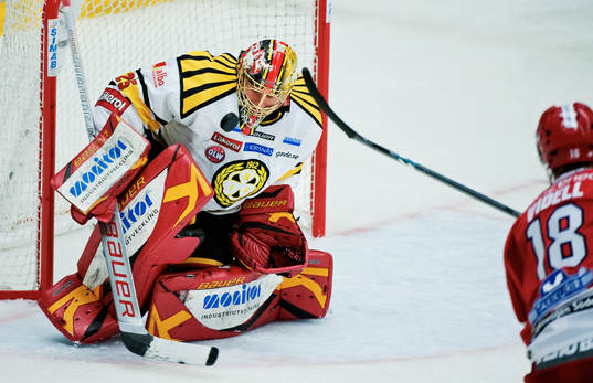 Jacob Markström, målvakt, Brynäs, räddar ett skott