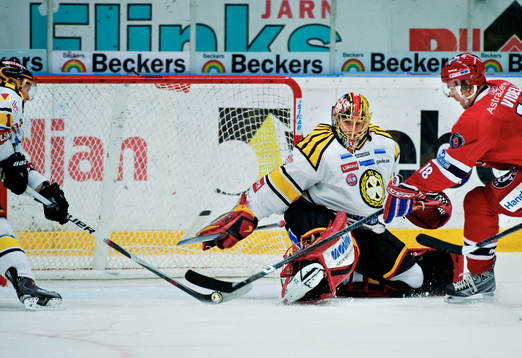 Peter Nolander och Jacob Markström, målvakt, Brynäs, ser