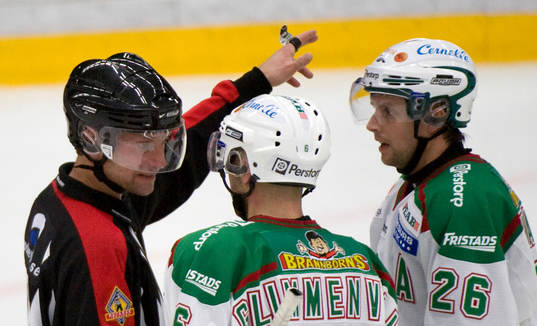 Niclas Johansson, domare, samtal med Röglespelare