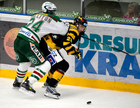 Jeremy Colliton, Rögle, trycker till Brad Moran,