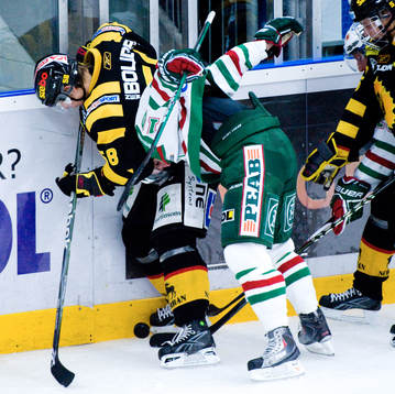 Utvisning, Jyri Marttinen håller Mario Kempe