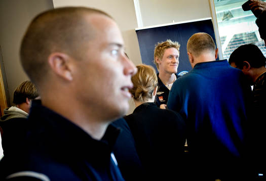 Daniel Andersson  och Rasmus Elm som är omringad av media