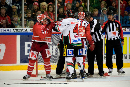 Björn Svensson, Timrå och Tomas Mojzis, Modo slåss.