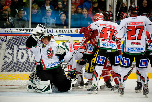 Niklas Svedberg, målvakt, Modo blir av med hjälmen