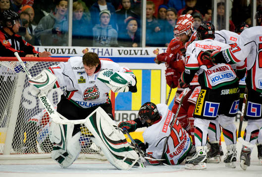 Niklas Svedberg, målvakt, Modo flyr från slagsmål bakom