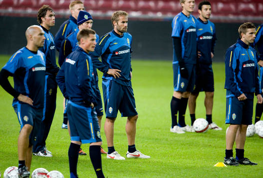Olof Mellberg, Kim Källström och Johan Elmander (i mitten)