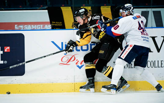Johan Ryno, AIK, tacklas av Peter Messa, Bofors