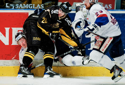 Daniel Bång, AIK, tacklar David Lidström, Bofors