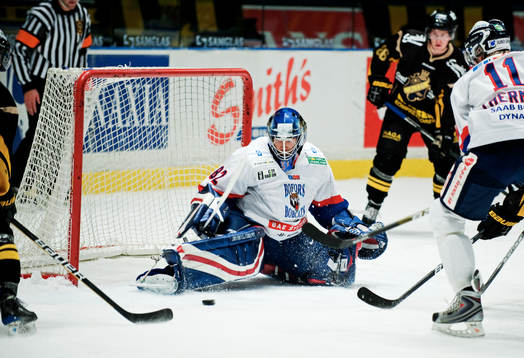Micael Andersson, målvakt, Bofors, räddar ett skott