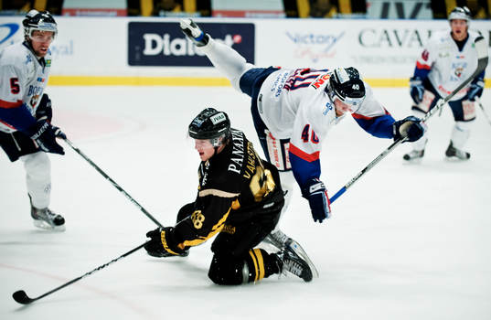 Victor Ahlström, AIK, bjuder Peter Messa, Bofors, på en
