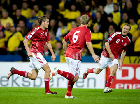 Jakob Poulsen, Danmark (till vänster) gjorde 1-0. Jubel