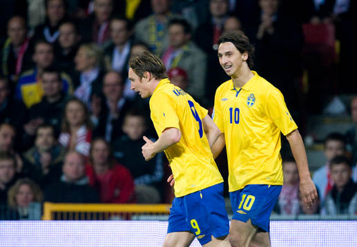 Zlatan Ibrahimovic skäller lite på Kim Källström,