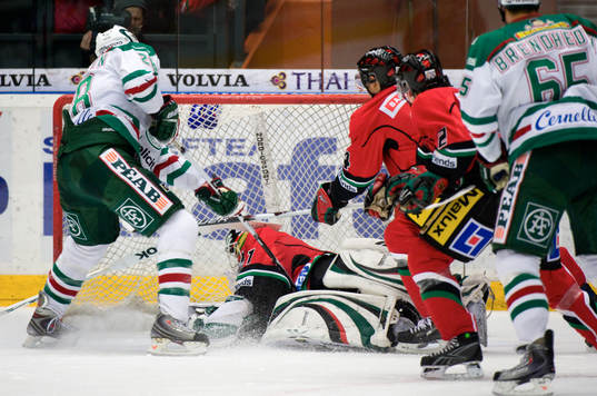 Niklas Svedberg, Målvakt Modo räddar skott från Mathias