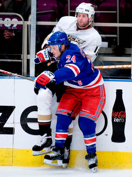 Ryan Callahan, New York Rangers, tacklar Ryan Whitney,