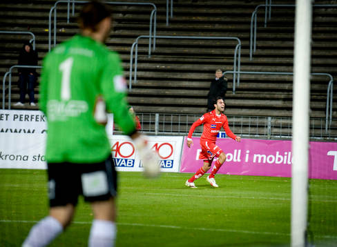 Imad Khalili har gjort 3-0 till Norrköping. Jubel. Peter