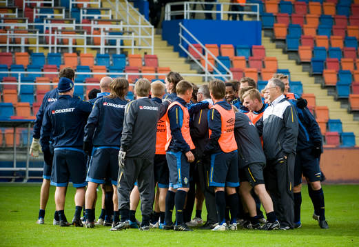 Laget samlas i grupp