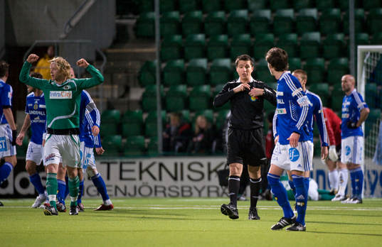 Domare Bojan Pandzic dömer 1-2 till Väsby