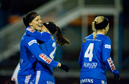 Jessica Landström kramas om