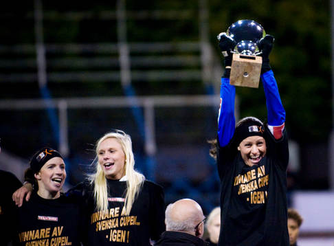 Svenska Cupmästare Linköping. Charlotte Rohlin lyfter