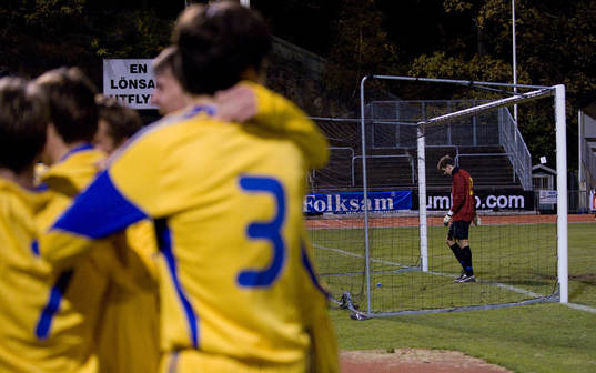 Yevgen Pavlov, Ukraina, gör 1-0. Jubel. David Nilsson,