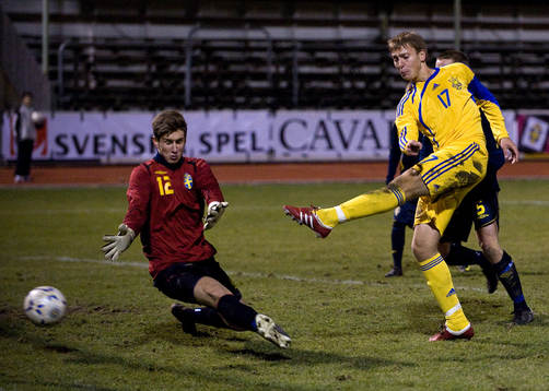Yevgen Pavlov, Ukraina, gör 1-0. David Nilsson, målvakt