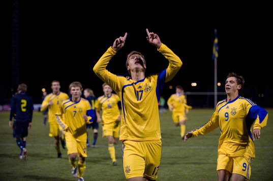 Yevgen Pavlov, Ukraina, gör 1-0. Jubel