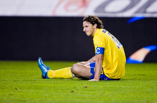 Zlatan Ibrahimovic, med ont knä. Smärta, skada