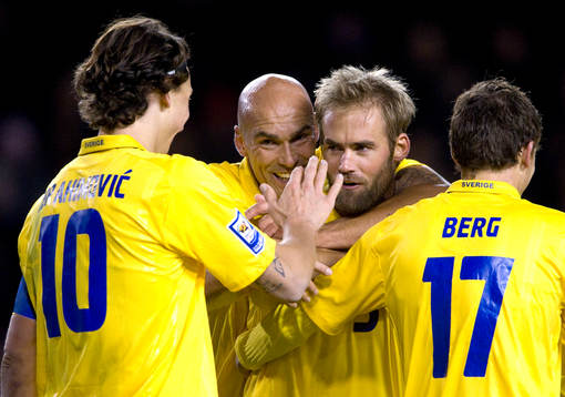 Zlatan Ibrahimovic gratulerar Olof Mellberg