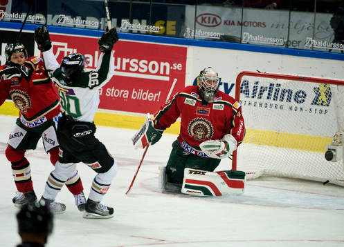 Marcus Johansson, Färjestad, gör 1-0. Johan Holmqvist,