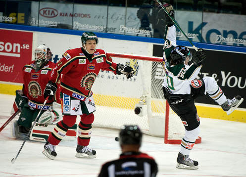 Marcus Johansson, Färjestad, gör 1-0. Johan Holmqvist,