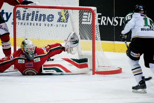 Kent McDonell, Färjestad. Johan Holmqvist, målvakt,