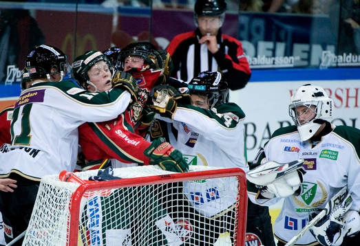 Slagsmål framför Färjestads mål, Carl Klingberg,